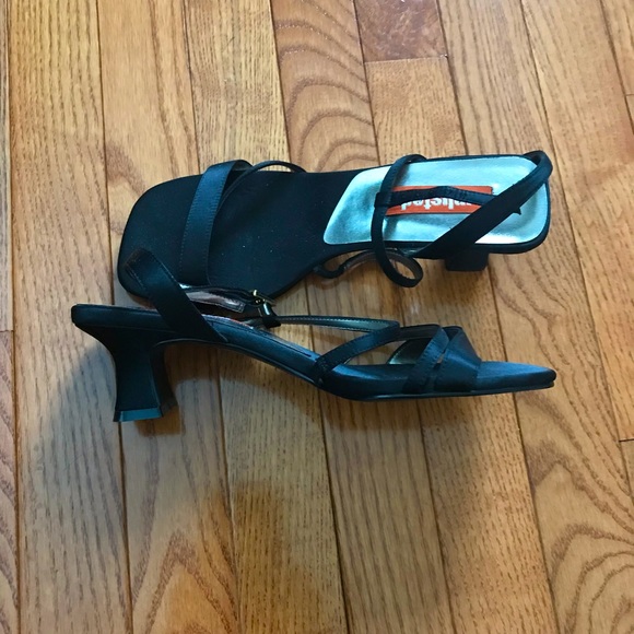 Unlisted Kitten Heels <3 - Picture 5 of 5